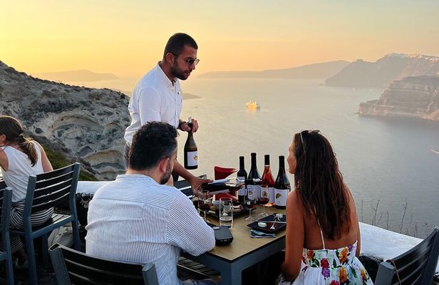 Private Wine Tour in 3 Wineries with 12 Wine Tastings and Tapas