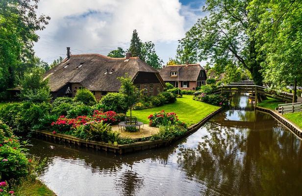 Giethoorn Day Trip from Amsterdam with Cruise & Audio-Guided Walk