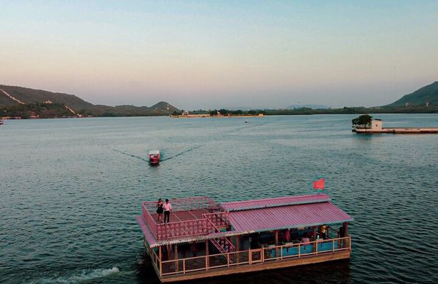 Heritage Tour : Private Boat, Havelis, City Walk & High Tea