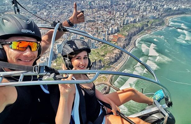 Paragliding flight along the Costa Verde Lima