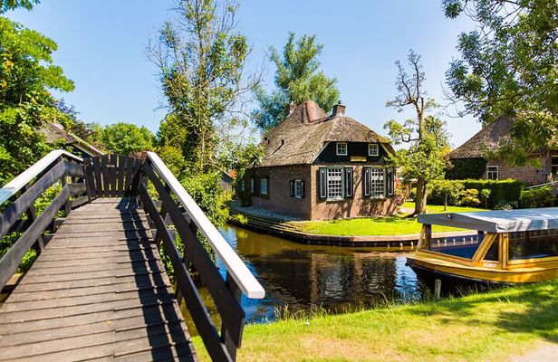 Giethoorn and Afsluitdijk Day Trip from Amsterdam with Boat Trip