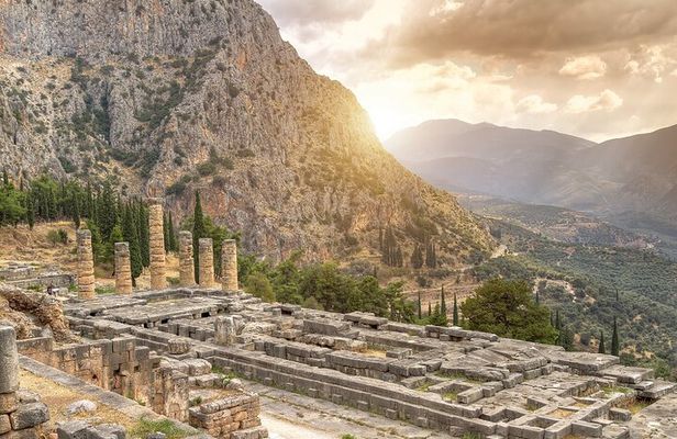Delphi & Corycian oracle Leonidas & 300 Battlefield private tour