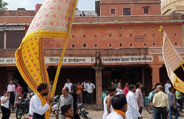 Guided Morning E-Rickshaw Ride with Food Tasting at Jaipur