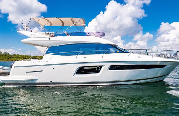 52-feet All Inclusive Flybridge Yacht Rental in Miami 
