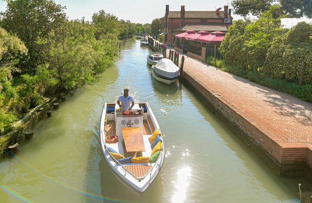 4 hours Private Boat Tour to Murano, Burano with local real guide