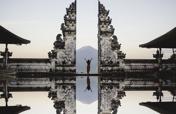 Bali Instagram: Gate of Heaven Temple with Tour Guide & Breakfast