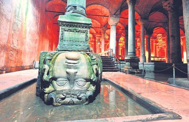 Private Guided Basilica Cistern and Topkapi Palace with Skip Line