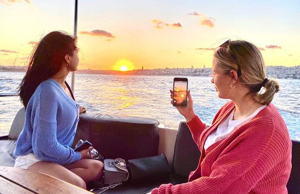 Sunset or Daytime Istanbul Guided Luxury Yacht Cruise with Snacks