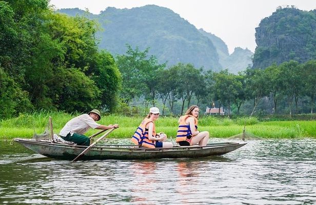Scenic Day Trip to Hoa Lu Tam Coc/Trang An and Mua Cave