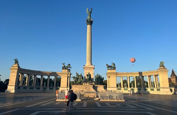 Half day Budapest city tour by car / minivan
