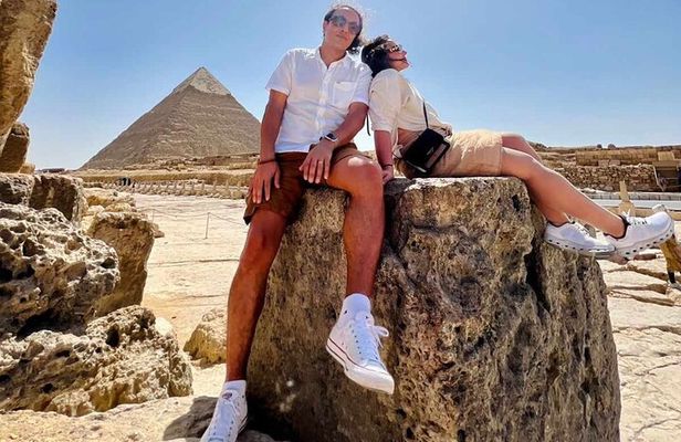 Private Day Tour to Pyramids of Giza & Egyptian Museum with Lunch