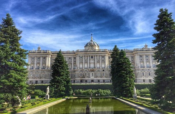 Private VIP tour Royal Palace and city tour. All of Madrid in one day