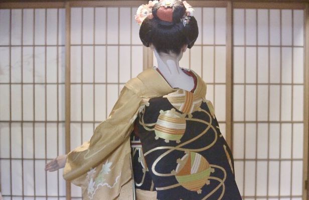 Private Geisha show with Maiko, an apprentice Geisha