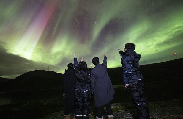 Aurora chase with minibus, dresses, photos, campfire and snacks.