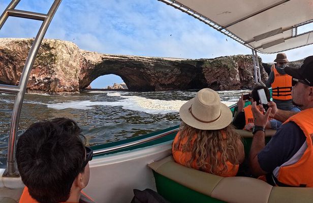 Exploring the Ballestas Islands from Ica in tourist mobility