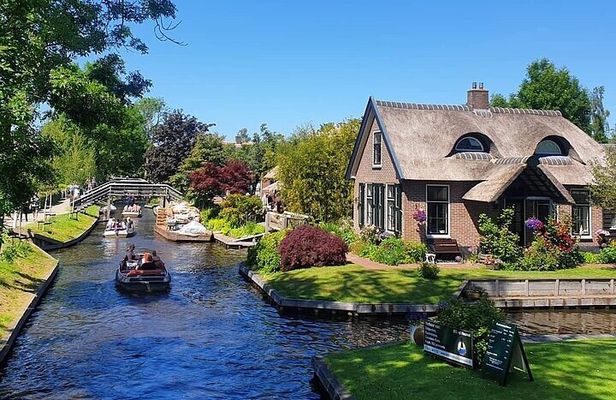 Giethoorn Day Tour from Amsterdam with Small Boat Ride