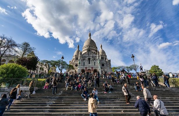 Montmartre guided walking tour with local guide in small group