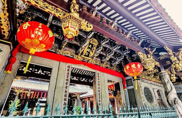 Singapore's Historic Chinatown Walking Tour with Lunch