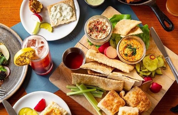 2-Hour Guided Walking Art and Appetizers Tour in Lexington