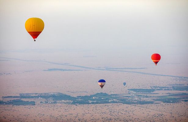 Deluxe balloon ride in Dubai with breakfast & falcon show