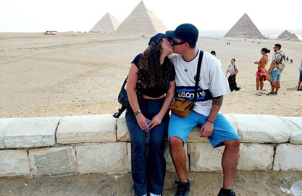 Private Tour: Giza Pyramids & Cairo Museum & Bazaar(All included)