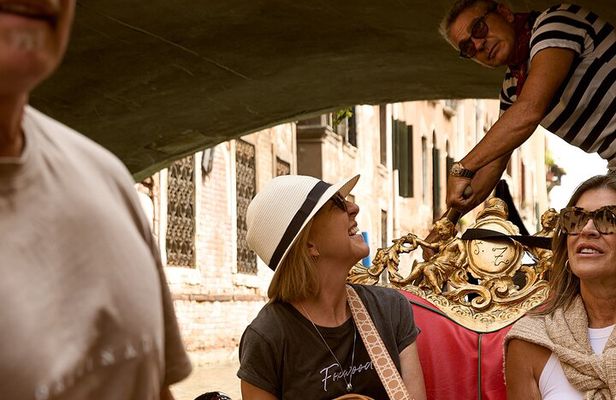 Venice Art Walking Tour with Gondola Ride