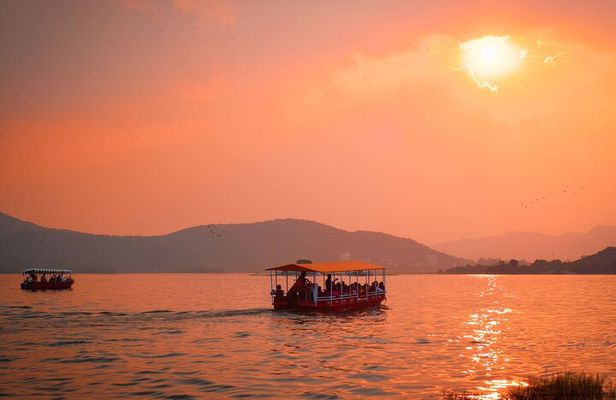 Guided Ghat Walk Experience with Boat Ride in Udaipur with a local
