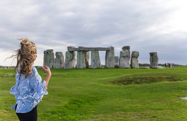 Heritage and Majesty: Private Full-Day Tour from Southampton