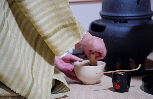 Tea ceremony by the tea master in Kyoto SHIUN AN