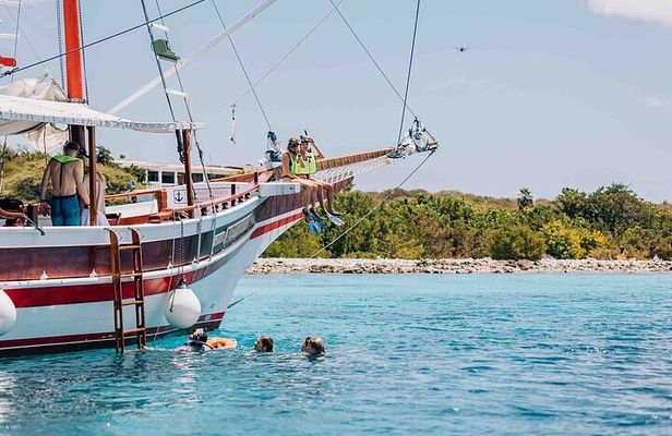 Luxury snorkel trip on a spacious wooden schooner and local lunch