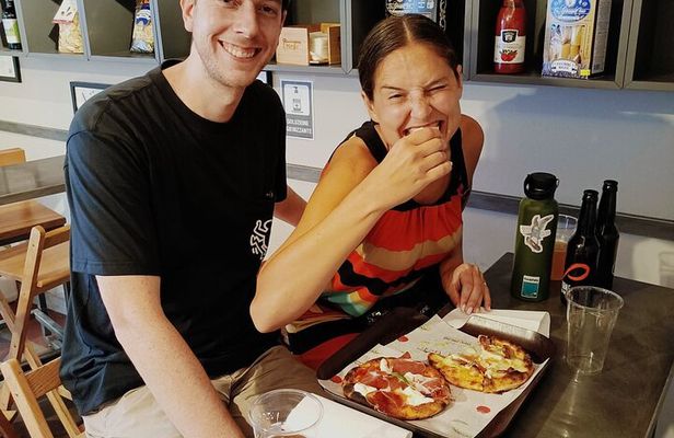 Rome Colosseum: Pizza & Aperitivo Food Tour at Sunset