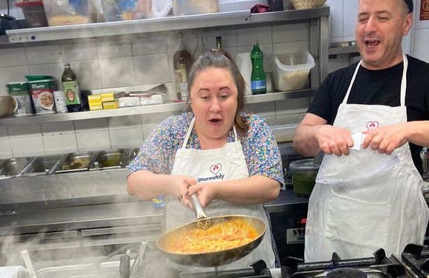 Rome: Tonnarello Cacio & Ama Cooking class with Dinner & Wine