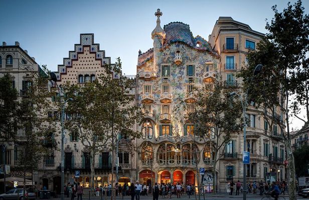Barcelona: Gaudí, Tapa, Drink & Hidden Architectural Gems