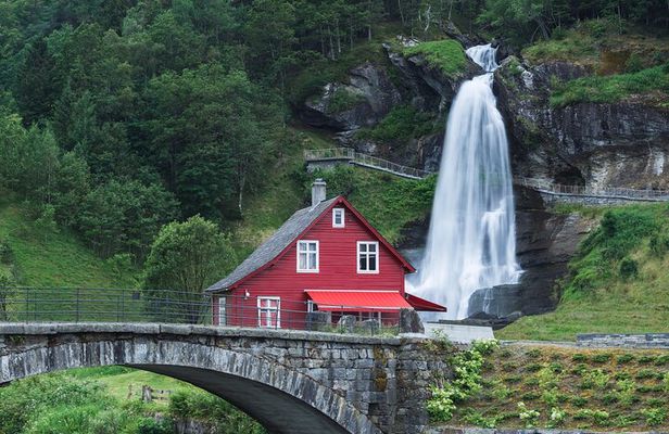 Private Waterfalls and Wonders Tour in Norway