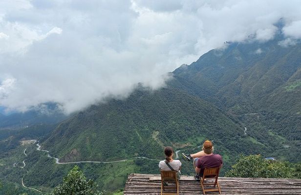 Sapa Trekking / Hiking through Sapa Valley with native Hmong