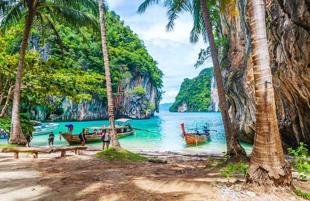 Koh Hong lagoon, Pakbia, Lading Islands by Longtail.