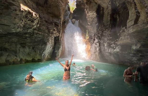 La Leona Waterfall Adventure Hike (Group Tour)