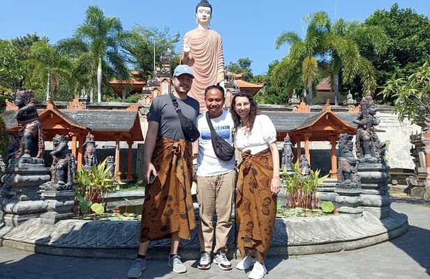 Brahmavihara Arama Banjar Hot Spring Ulundanu Bratan Private Tour
