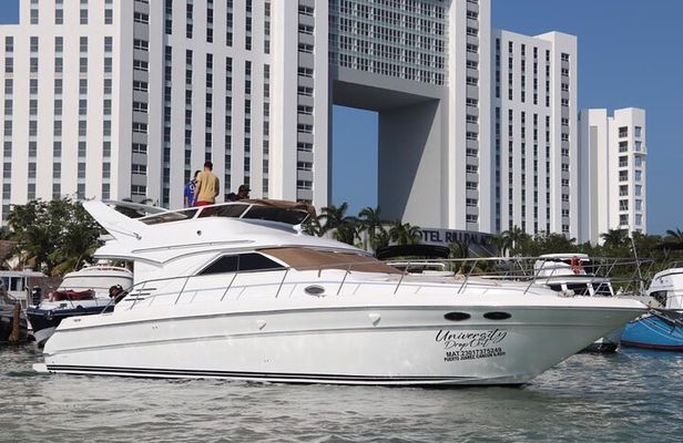 Luxury Yacht in Paradise and snorkel by Isla Mujeres