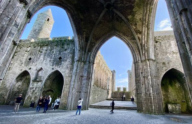 Rock of Cashel Cahir Castle Private Day Tour from Dublin w/picnic