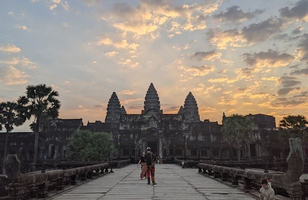Private Sunrise Angkor Small Tour
