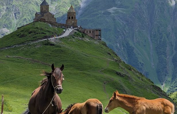 Private Full-Day Tour to Kazbegi and Gudauri from Tbilisi