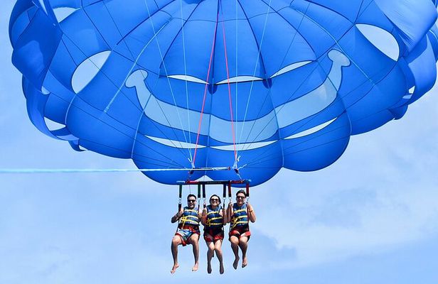 Parasailing in Waikiki Hawaii 