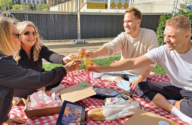 Exclusive Gourmet Picnic Experience at the Eiffel Tower