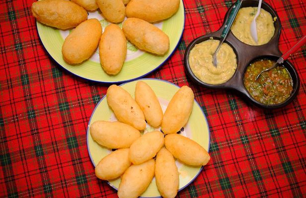 Bogotá: Carimañola Cooking Class + 5 Tastings with Family
