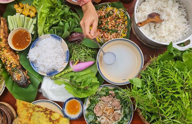 Ben Tre: Scooter, Culture, Sailboat and Mekong Food (Half Day)