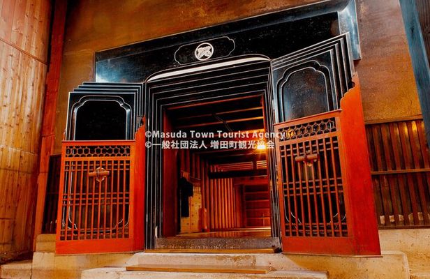 Walking Tour of Wealthy Merchant's Storehouses in Akita