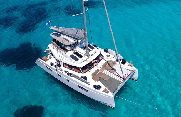 Chania: Private Day Catamaran Cruise with Swimming and Meal