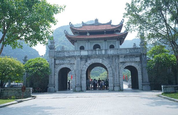 Full Day Hoa Lu/Tam Coc/ Mua Cave Tour by Limousine Bus