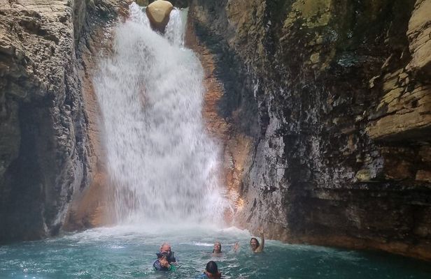 La Leona Waterfall Adventure Guided Hike with Lunch